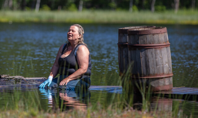 SKADET: Et fall i hinderløypa sørget for at Anita Hegerland innså at hun burde bryte konkurransen. Foto: Alex Iversen / TV 2 SKADET: Et fall i hinderløypa sørget for at Anita Hegerland innså at hun burde bryte konkurransen. Foto: Alex Iversen / TV 2